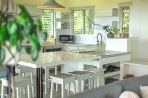 Réfrigérateur, cafetière/bouilloire