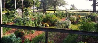 Cedar Room - Private Bath with Queen Bed