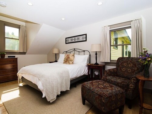 Cedar Room - Private Bath with Queen Bed