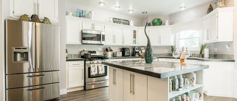 Geladeira, micro-ondas, fogão, cooktop