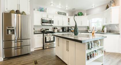 Cosmos Stays, Open Space, Jacuzzi, King Beds, Hot Tub, Serene, Spacious