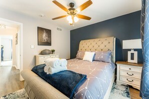 4 bedrooms, desk, iron/ironing board, WiFi - Cosmos Stays, Open Space, Jacuzzi, King Beds, Hot Tub, Serene, Spacious (Bolingbrook)