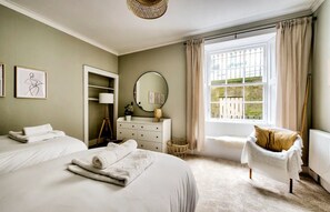 3 chambres, bureau, fer et planche à repasser, lit parapluie