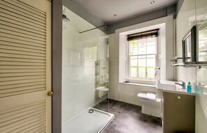 Douche, articles de toilette gratuits, sèche-cheveux