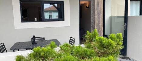 Una zona pranzo con tavolo e sedie, una finestra e una porta.