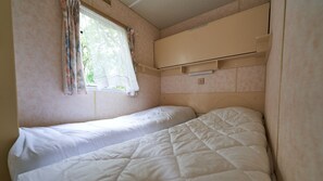 2 bedrooms, WiFi - MOBILHOME with bamboo straw hut near rocamadour (Payrac)