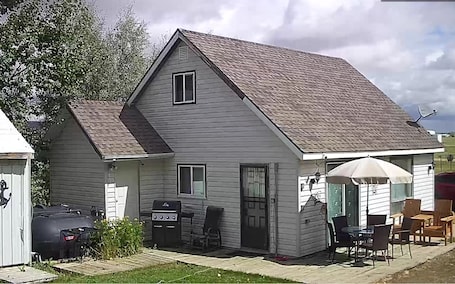 Exterior. 4 Season Cozy Rustic Loft Cabin along Last Mountain Lake. Pet friendly.