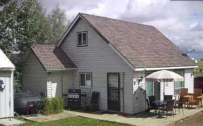 4 Season Cozy Rustic Loft Cabin along Last Mountain Lake. Pet friendly.