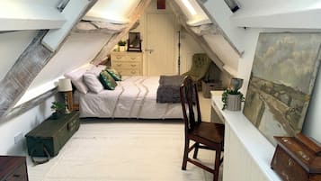 3 bedrooms, desk, iron/ironing board, travel cot