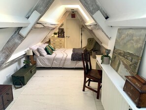 3 bedrooms, desk, iron/ironing board, travel crib