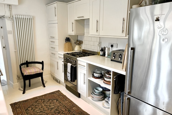 Smeg cooker, well stocked kitchen with plenty of crockery and utensils.