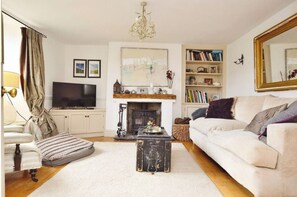 Smart TV, fireplace, books, stereo