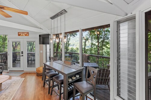 Treetop Getaway with AMAZING lake views!