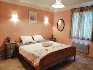 4 bedrooms, iron/ironing board, free WiFi, bed sheets - In the heart of Provence, beautiful, peaceful property with swimming pool. Magnificent view!  (L'Hospitalet)