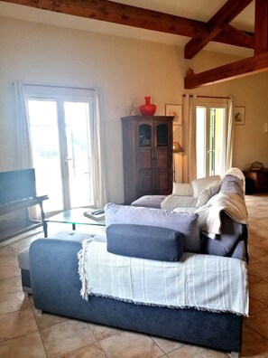 Télévision, lecteur de DVD, livres, médiathèque