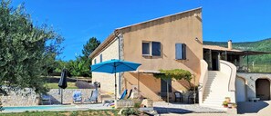 Exterior - In the heart of Provence, beautiful, peaceful property with swimming pool. Magnificent view!  (L'Hospitalet)