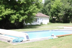 Outdoor pool, a heated pool - Gite in the woods with shared heated pool (REAUP-LISSE)