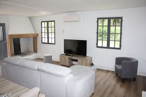 Fernseher, Kamin, Bücher