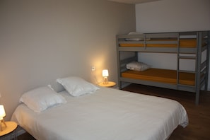 2 Schlafzimmer, Reisekinderbett, kostenloses WLAN, Bettwäsche