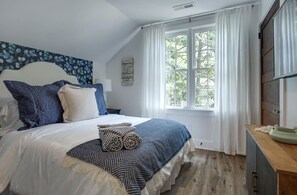 1 habitación, escritorio, tabla de planchar con plancha y cuna de viaje 