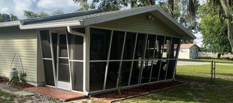 Cute, clean home on big private lot in Inverness FL.