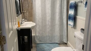 Ensemble douche/baignoire, sèche-cheveux, serviettes fournies, savon