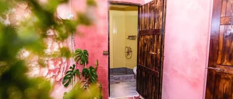 Combined shower/bathtub, hair dryer, towels, soap