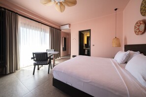 Quarto casal ou duplo premium | Roupas de cama premium, camas Select Comfort, escrivaninha