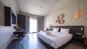 Een moderne hotelkamer met een groot bed, een bureau en een televisie.