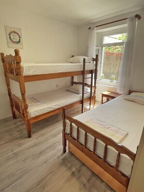 1 habitación, escritorio, tabla de planchar con plancha y wifi gratis 