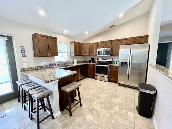 Réfrigérateur, micro-ondes, four, plaque de cuisson