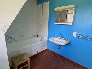 Bañera, secador de pelo, bidet, jabón