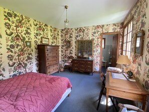 5 Schlafzimmer, Schreibtisch, Bettwäsche