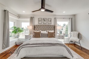 3 bedrooms, iron/ironing board, free WiFi, bed sheets - Newly Renovated Villa|🚶1min from Plaza District|Hot Tub|🎱Pool Table|🐶Friendly (Oklahoma City)