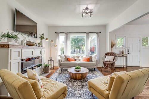 Newly Renovated Villa|🚶1min from Plaza District|Hot Tub|🎱Pool Table|🐶Friendly