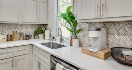 Newly Renovated Villa|🚶1min from Plaza District|Hot Tub|🎱Pool Table|🐶Friendly