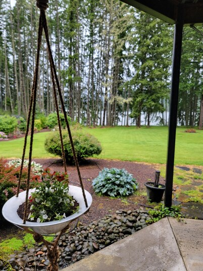 Lake front LAWN FLOOR of bi-level home.
 bottom floor only. private entrance.