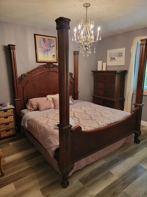 3 bedrooms, WiFi - Lake front LAWN FLOOR of bi-level home.
 bottom floor only. private entrance. (Dorena)