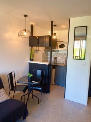 Dining - Nice studio at the foot of the beach with balcony and sea view (La Rochelle)