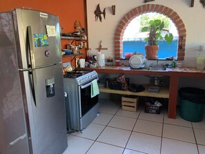 Refrigerador, horno, parrilla de estufa y cafetera y tetera 