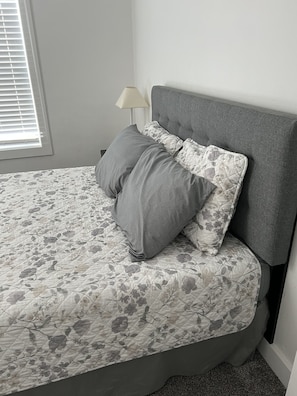 2 bedrooms, desk, WiFi (free), bed sheets
