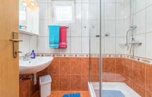 Shower - Beautiful apartment in Valbandon (Valbandon)