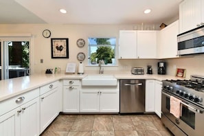 Fridge, microwave, oven, stovetop - Heron House - Hot Tub and Wine Tastings Included (Healdsburg)