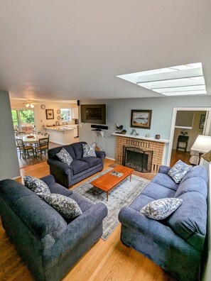 Smart TV, offices - Heron House - Hot Tub and Wine Tastings Included (Healdsburg)