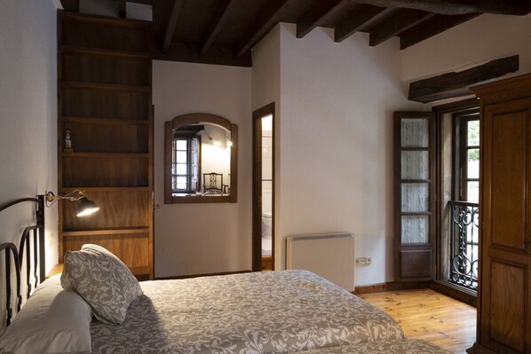 4 bedrooms, desk, iron/ironing board, travel crib - El Tresmayu. Manor house with garden in Lastres. Sea and mountain views. (Lastres)