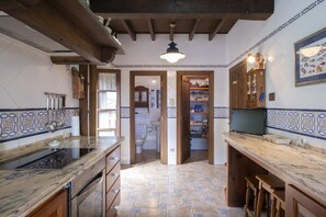 Fridge, microwave, oven, stovetop - El Tresmayu. Manor house with garden in Lastres. Sea and mountain views. (Lastres)