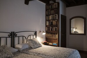 4 bedrooms, desk, iron/ironing board, travel crib - El Tresmayu. Manor house with garden in Lastres. Sea and mountain views. (Lastres)