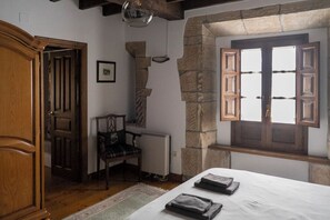 4 bedrooms, desk, iron/ironing board, travel cot - El Tresmayu. Manor house with garden in Lastres. Sea and mountain views. (Lastres)