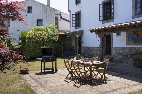 El Tresmayu. Manor house with garden in Lastres. Sea and mountain views.