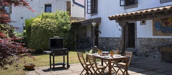El Tresmayu. Manor house with garden in Lastres. Sea and mountain views.